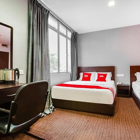 Oyo 89652 P Line Hotel Джохор-Бару Екстер'єр фото