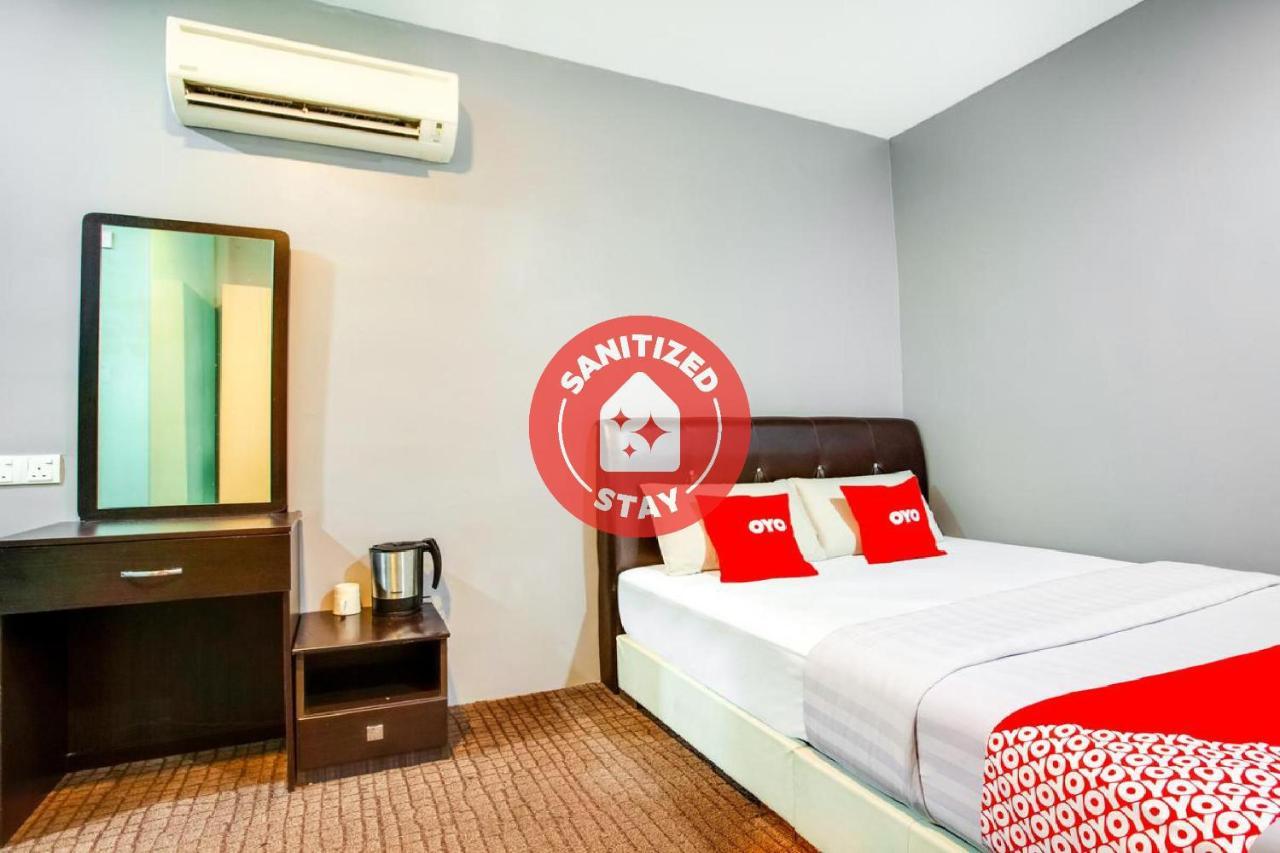 Oyo 89652 P Line Hotel Джохор-Бару Екстер'єр фото