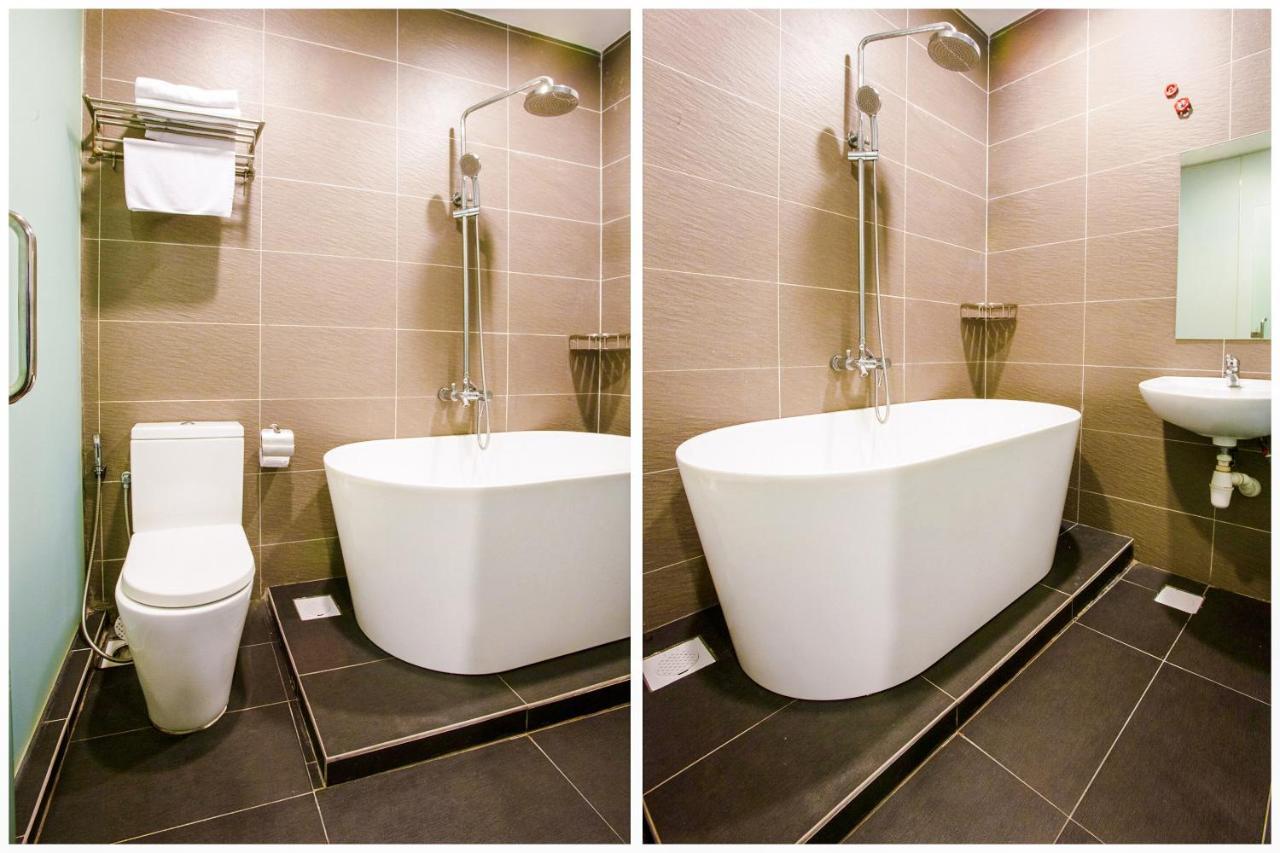 Oyo 89652 P Line Hotel Джохор-Бару Екстер'єр фото