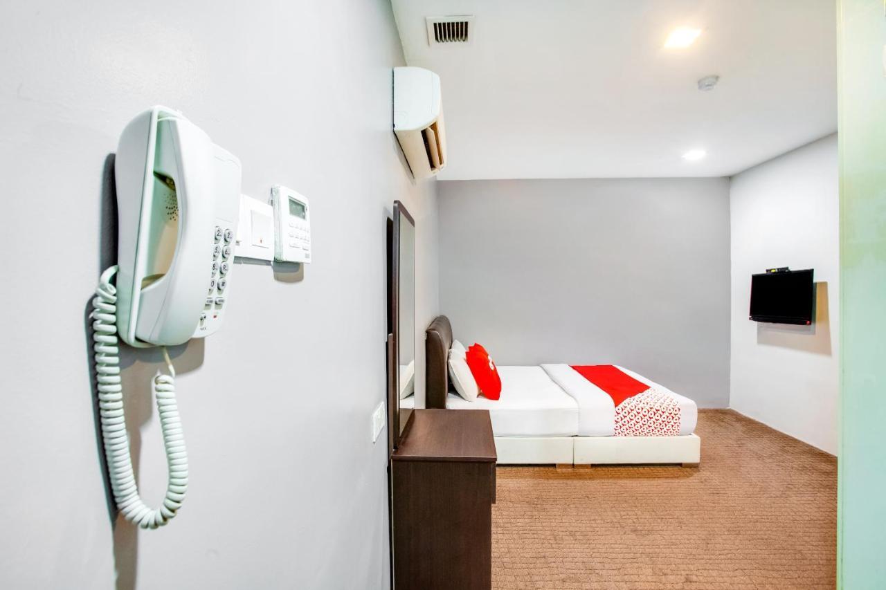 Oyo 89652 P Line Hotel Джохор-Бару Екстер'єр фото