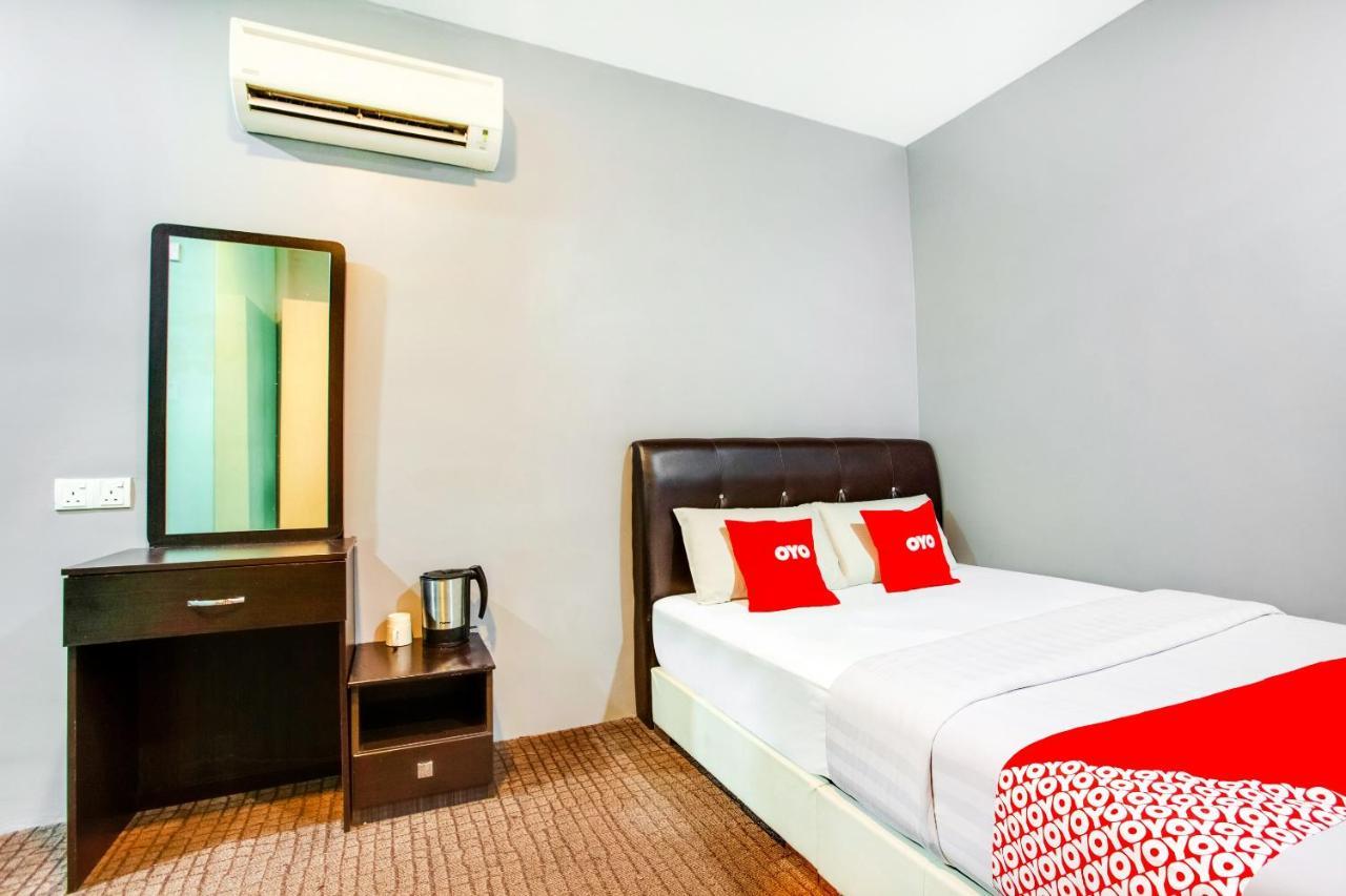 Oyo 89652 P Line Hotel Джохор-Бару Екстер'єр фото