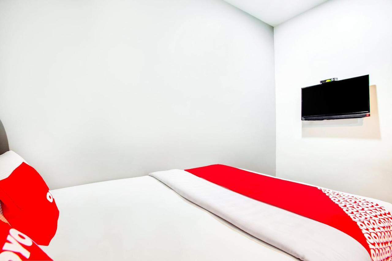 Oyo 89652 P Line Hotel Джохор-Бару Екстер'єр фото