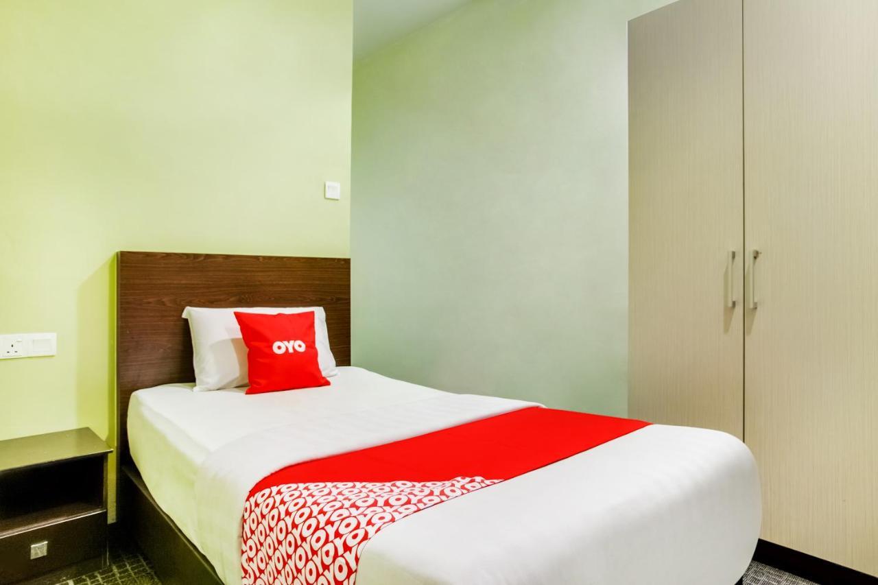 Oyo 89652 P Line Hotel Джохор-Бару Екстер'єр фото