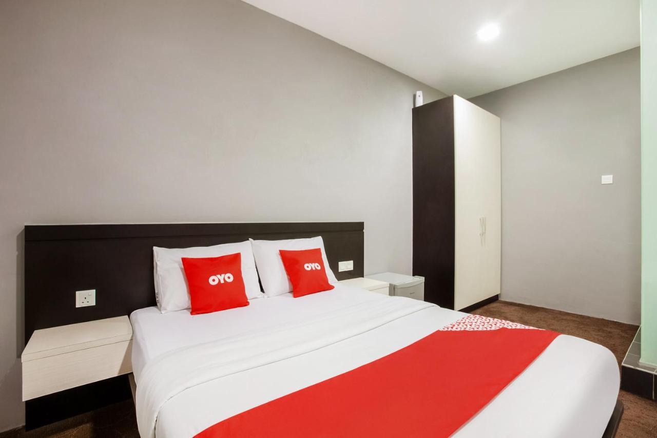 Oyo 89652 P Line Hotel Джохор-Бару Екстер'єр фото