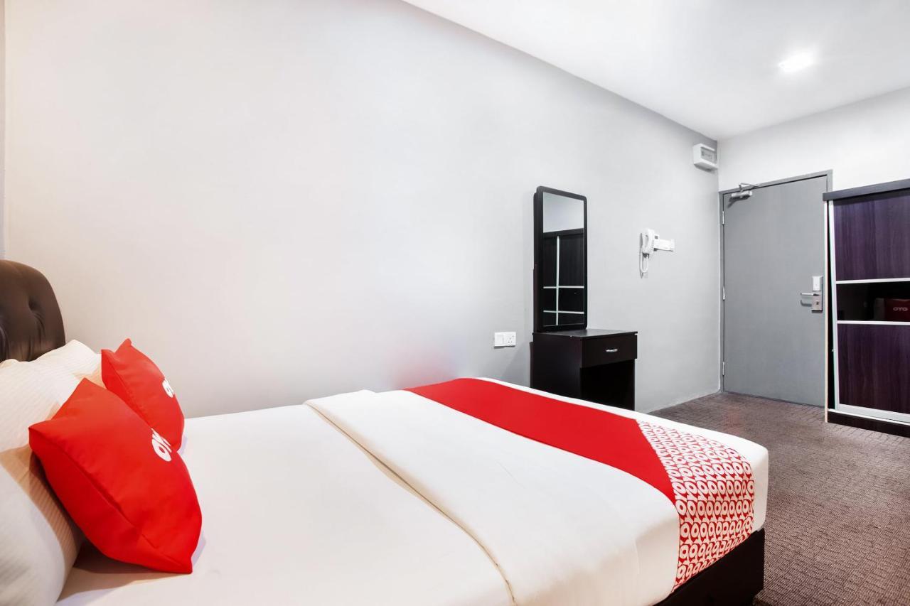 Oyo 89652 P Line Hotel Джохор-Бару Екстер'єр фото