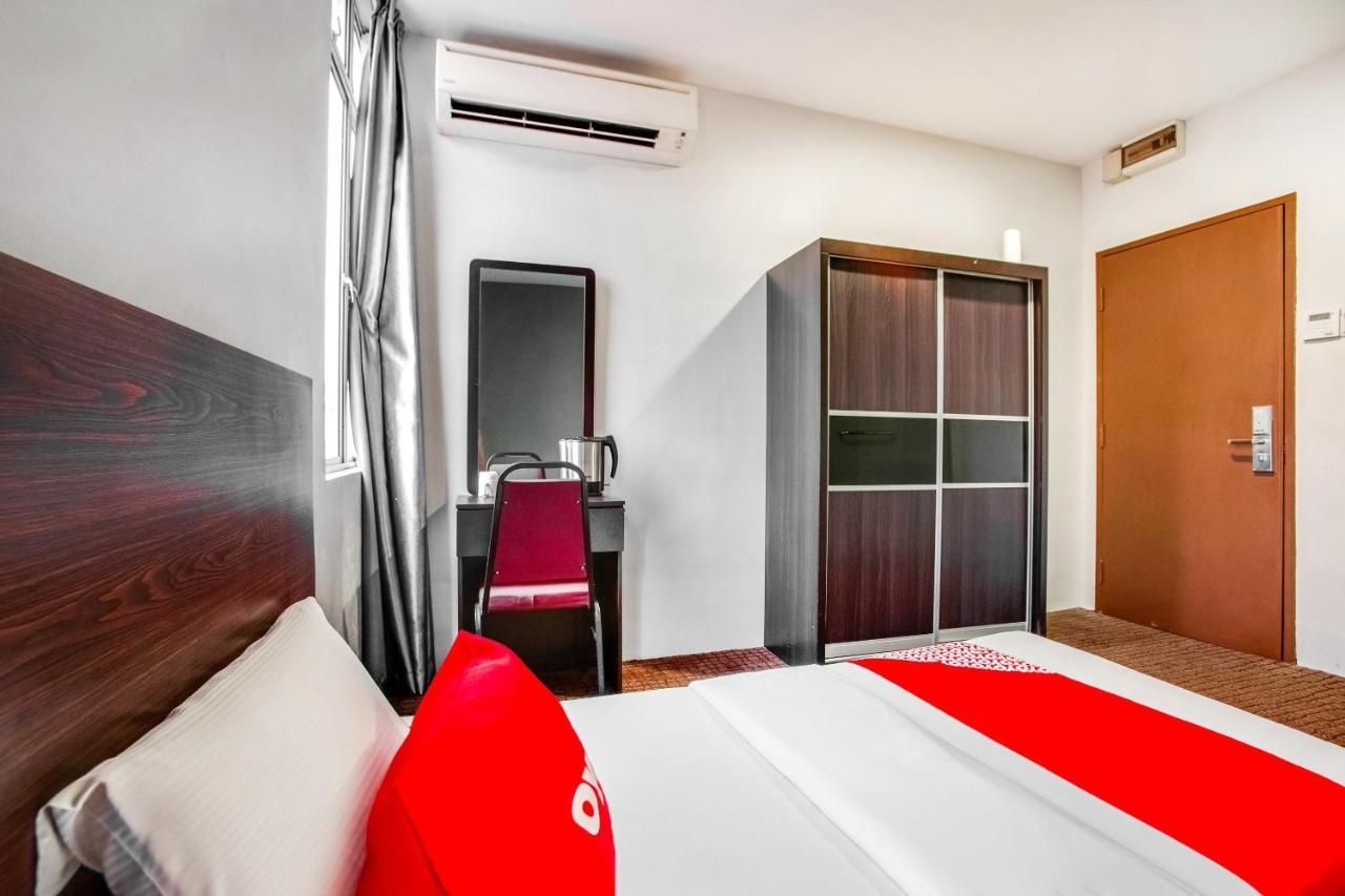 Oyo 89652 P Line Hotel Джохор-Бару Екстер'єр фото