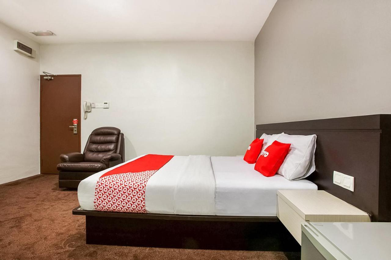 Oyo 89652 P Line Hotel Джохор-Бару Екстер'єр фото