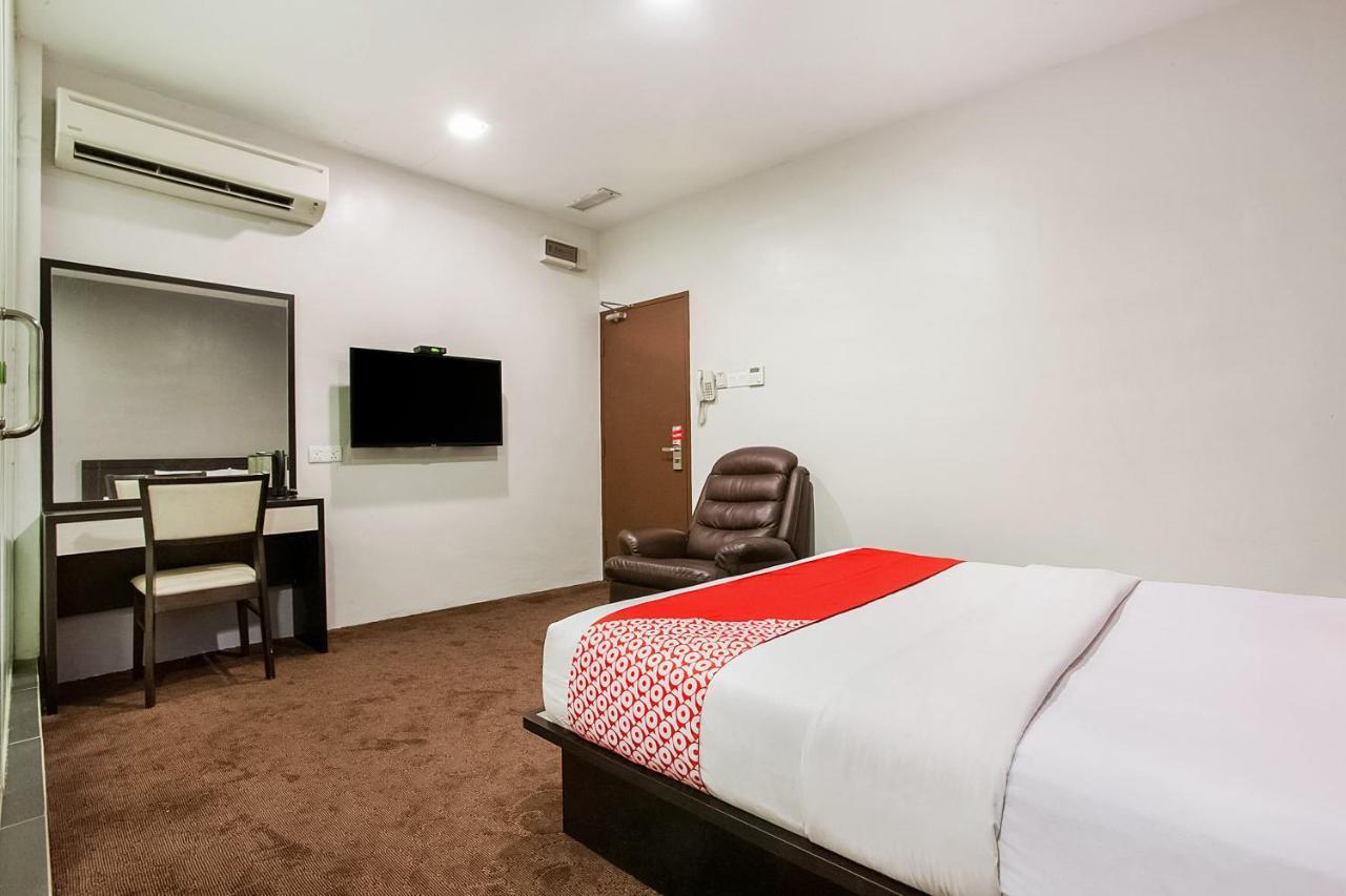 Oyo 89652 P Line Hotel Джохор-Бару Екстер'єр фото