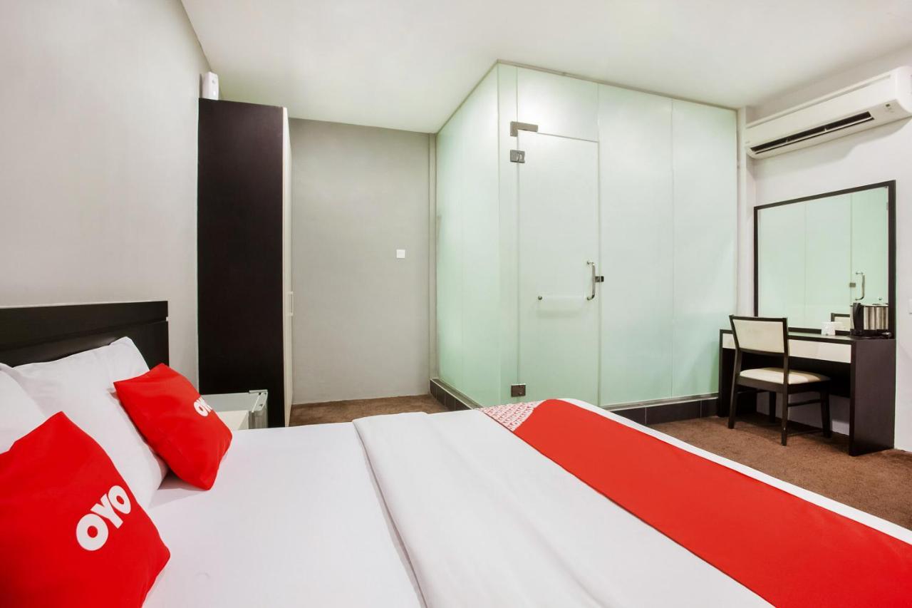 Oyo 89652 P Line Hotel Джохор-Бару Екстер'єр фото
