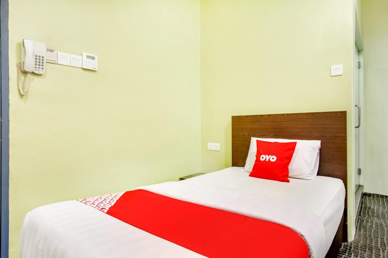 Oyo 89652 P Line Hotel Джохор-Бару Екстер'єр фото