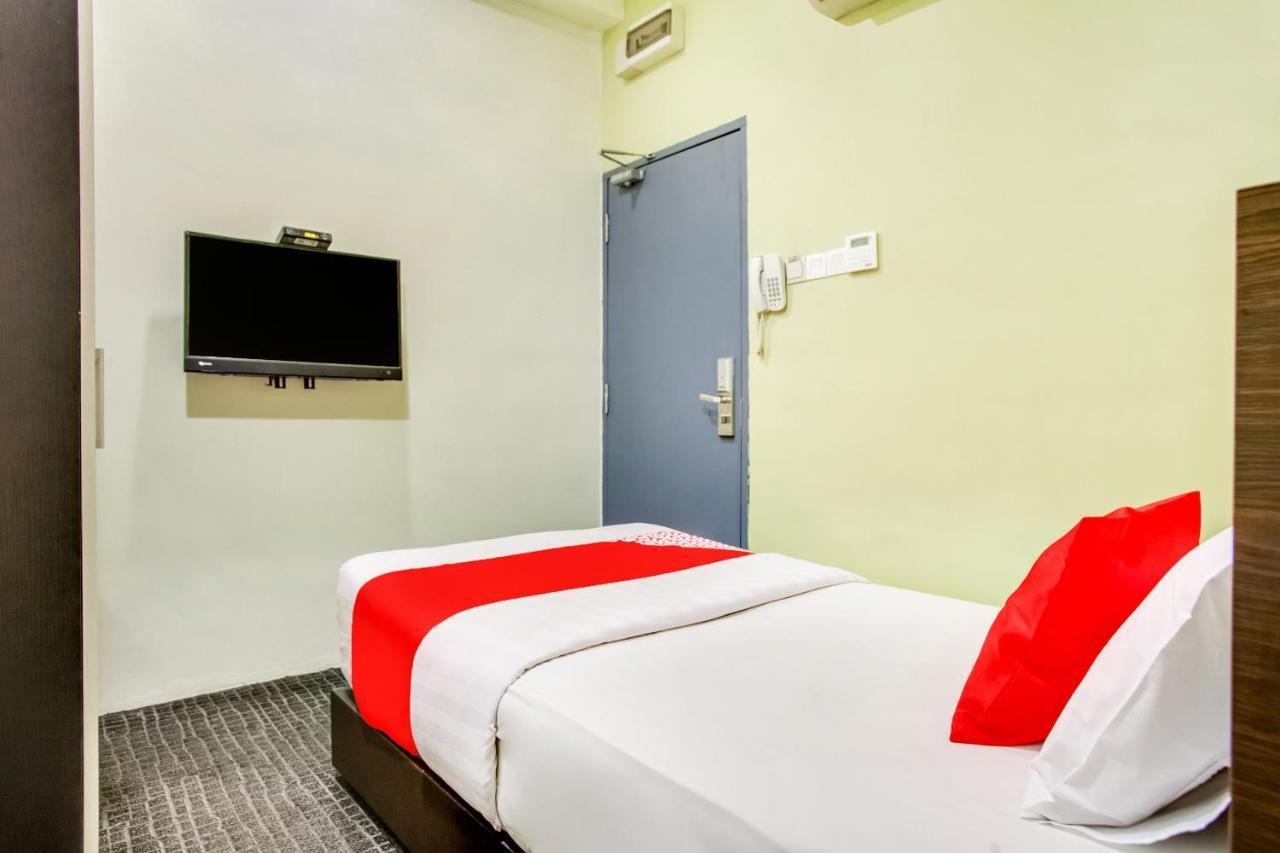 Oyo 89652 P Line Hotel Джохор-Бару Екстер'єр фото