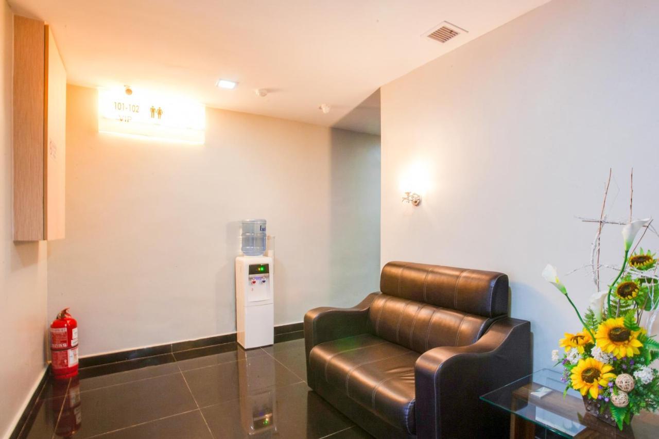 Oyo 89652 P Line Hotel Джохор-Бару Екстер'єр фото