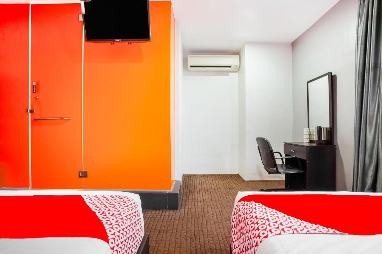 Oyo 89652 P Line Hotel Джохор-Бару Екстер'єр фото