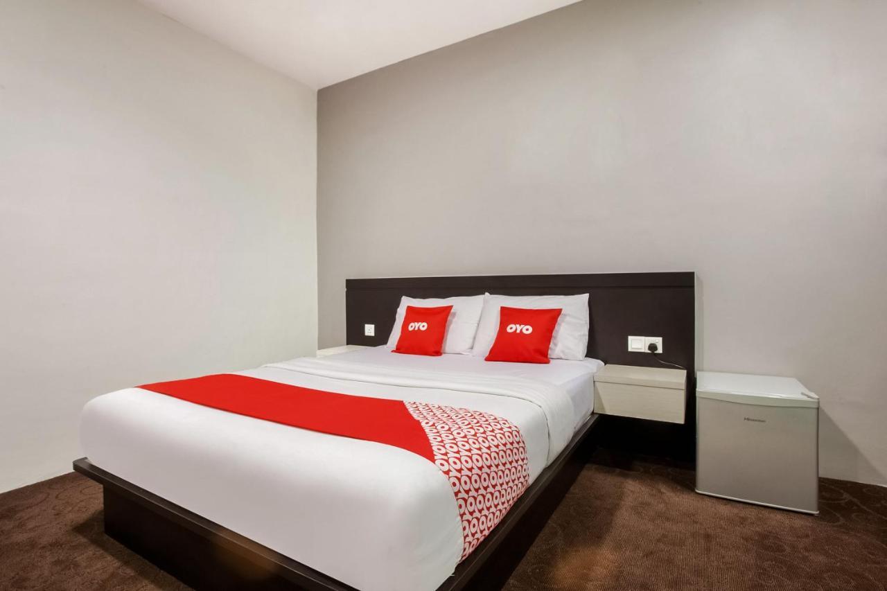 Oyo 89652 P Line Hotel Джохор-Бару Екстер'єр фото