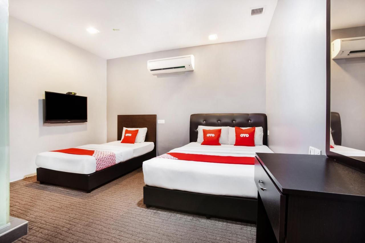 Oyo 89652 P Line Hotel Джохор-Бару Екстер'єр фото