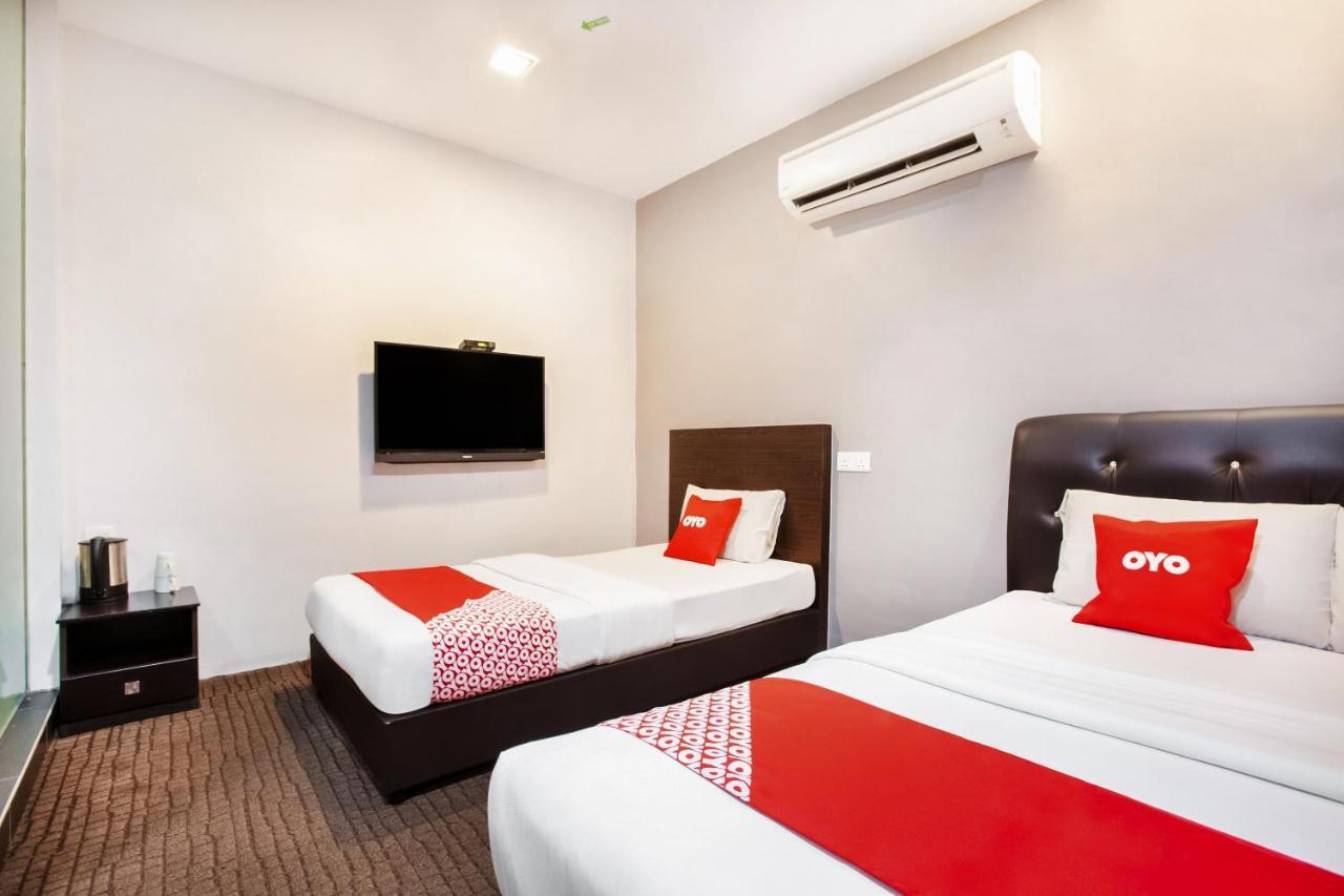 Oyo 89652 P Line Hotel Джохор-Бару Екстер'єр фото
