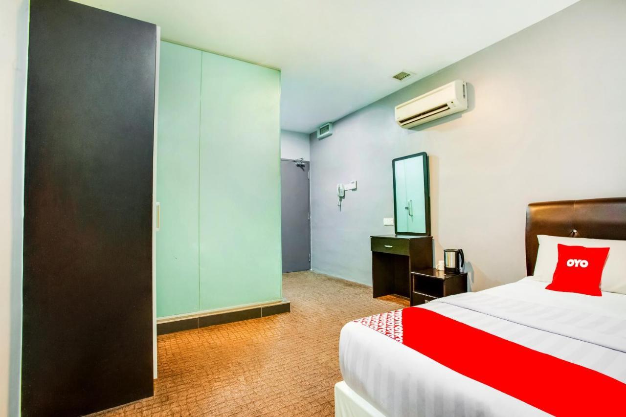 Oyo 89652 P Line Hotel Джохор-Бару Екстер'єр фото