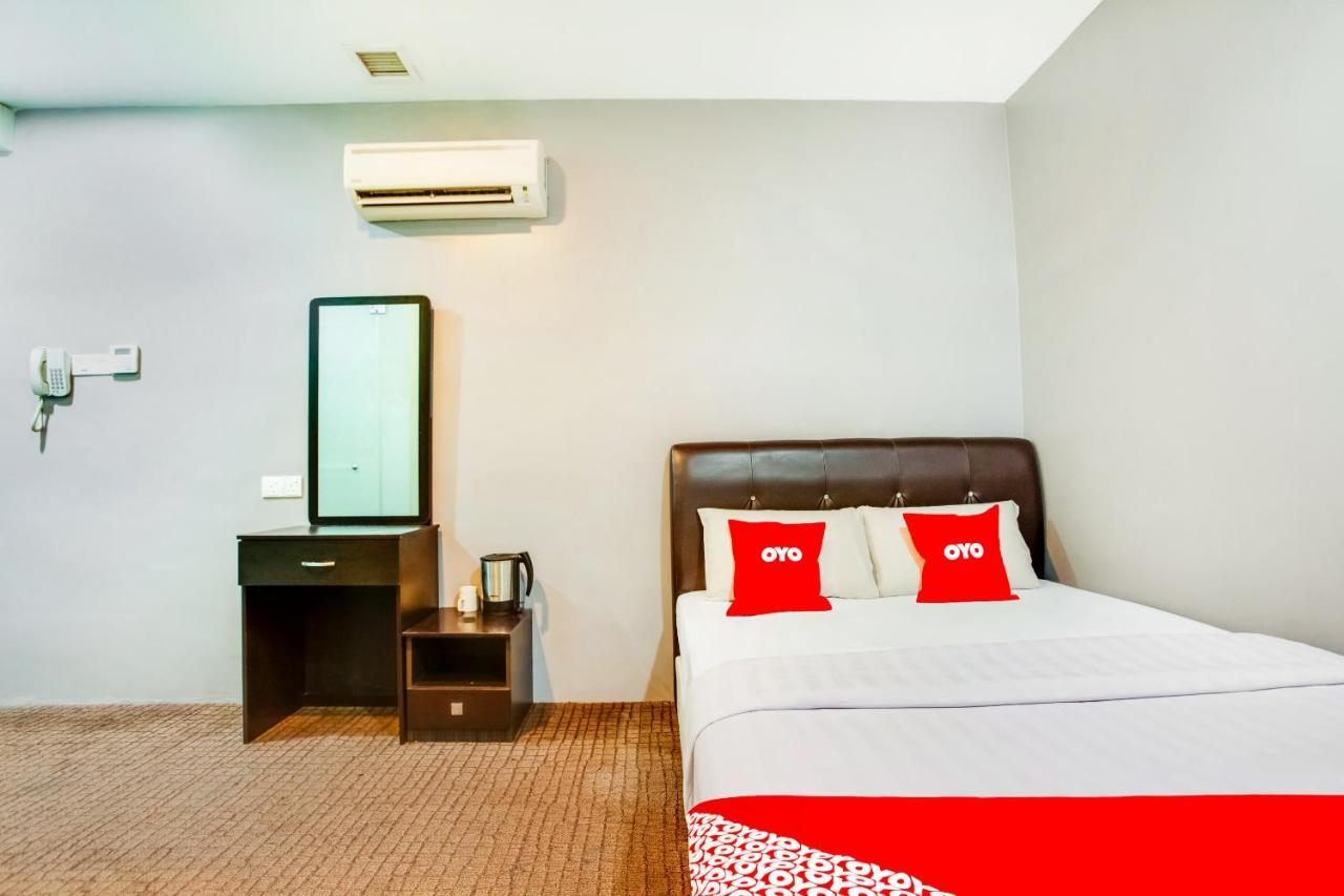 Oyo 89652 P Line Hotel Джохор-Бару Екстер'єр фото