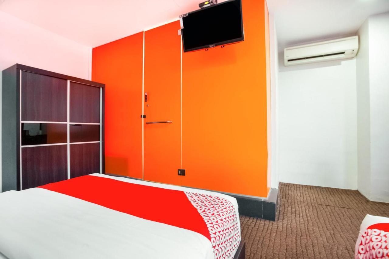 Oyo 89652 P Line Hotel Джохор-Бару Екстер'єр фото