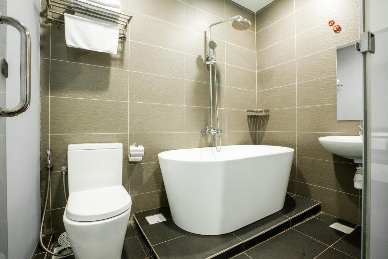 Oyo 89652 P Line Hotel Джохор-Бару Екстер'єр фото
