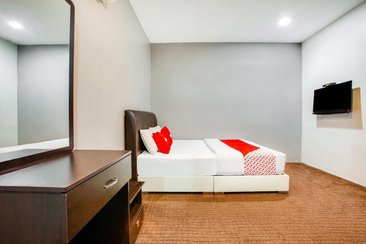 Oyo 89652 P Line Hotel Джохор-Бару Екстер'єр фото