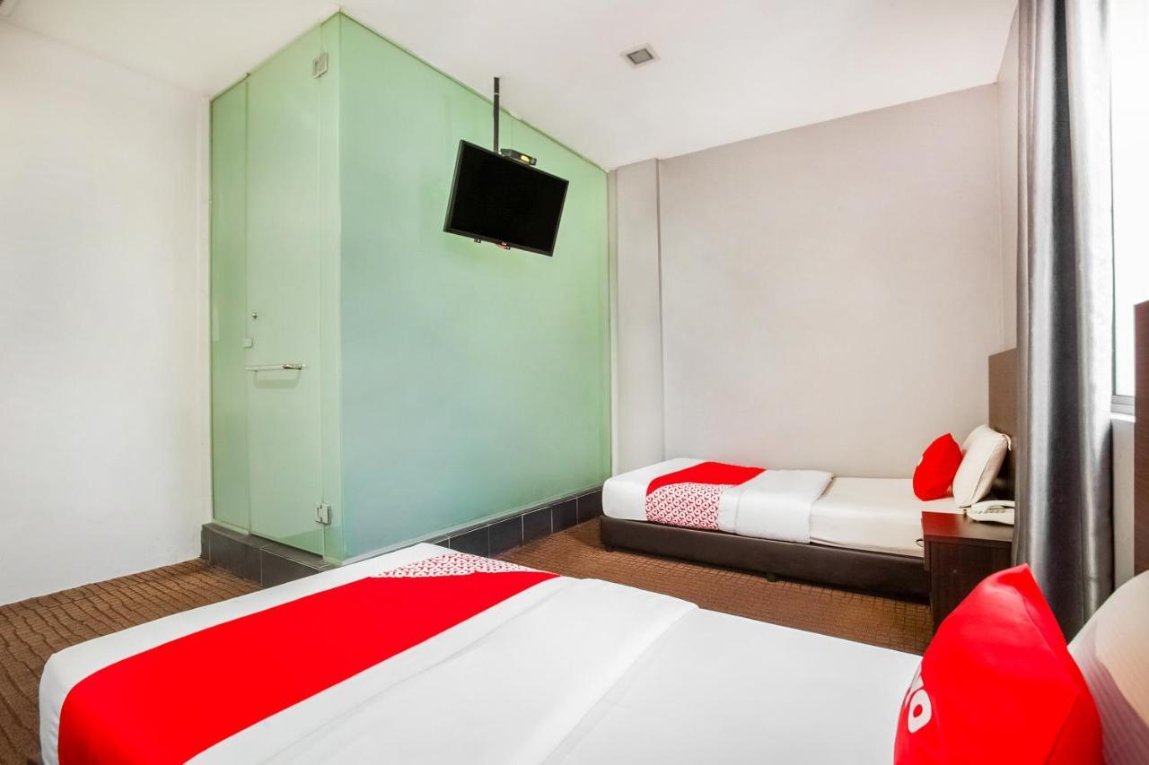 Oyo 89652 P Line Hotel Джохор-Бару Екстер'єр фото