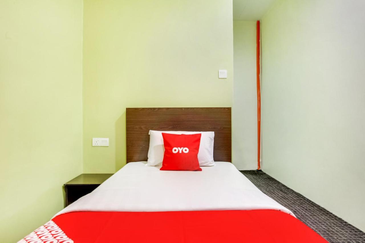 Oyo 89652 P Line Hotel Джохор-Бару Екстер'єр фото