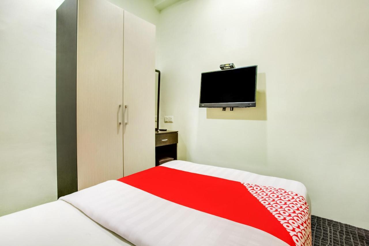 Oyo 89652 P Line Hotel Джохор-Бару Екстер'єр фото