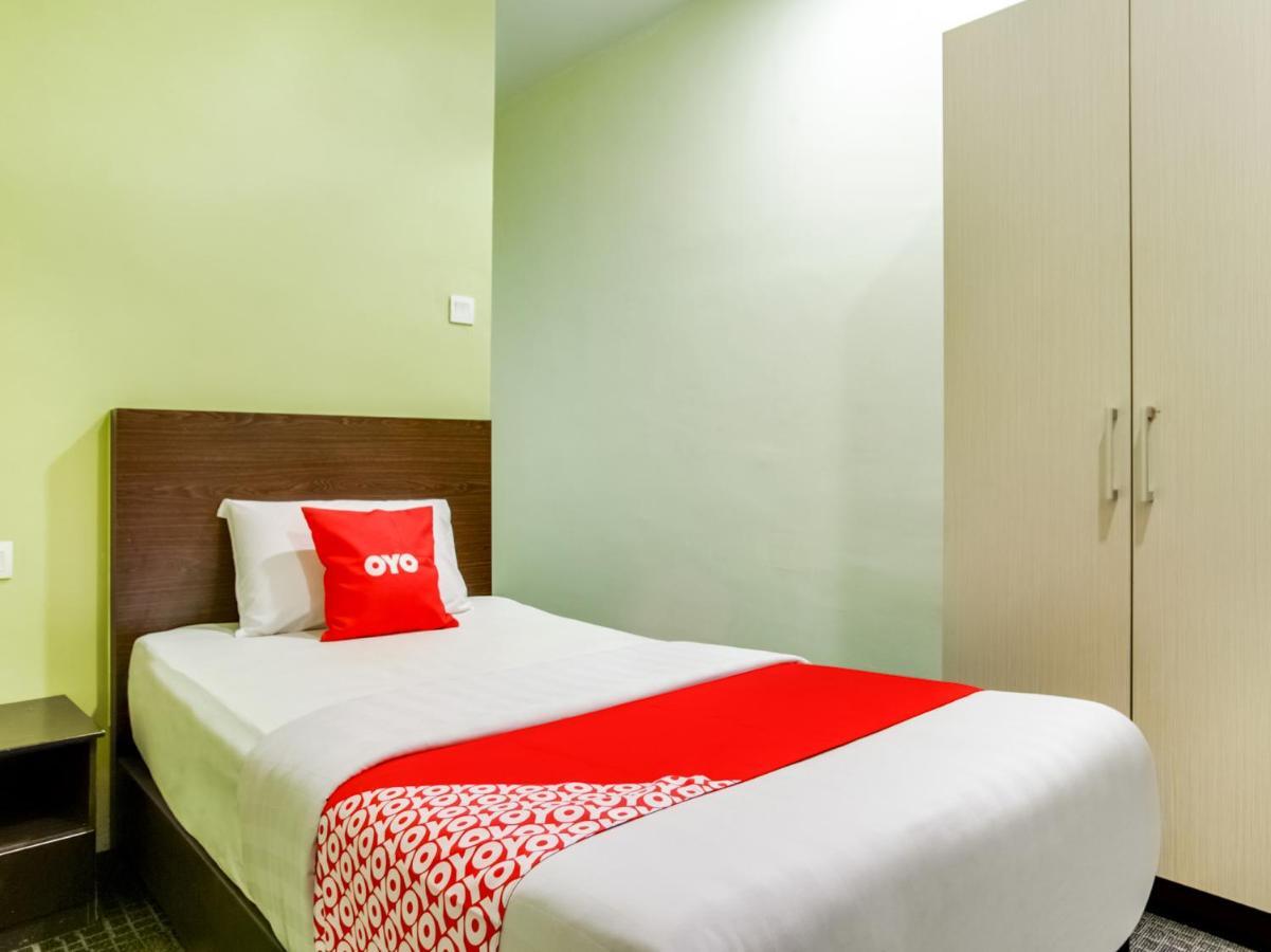 Oyo 89652 P Line Hotel Джохор-Бару Екстер'єр фото