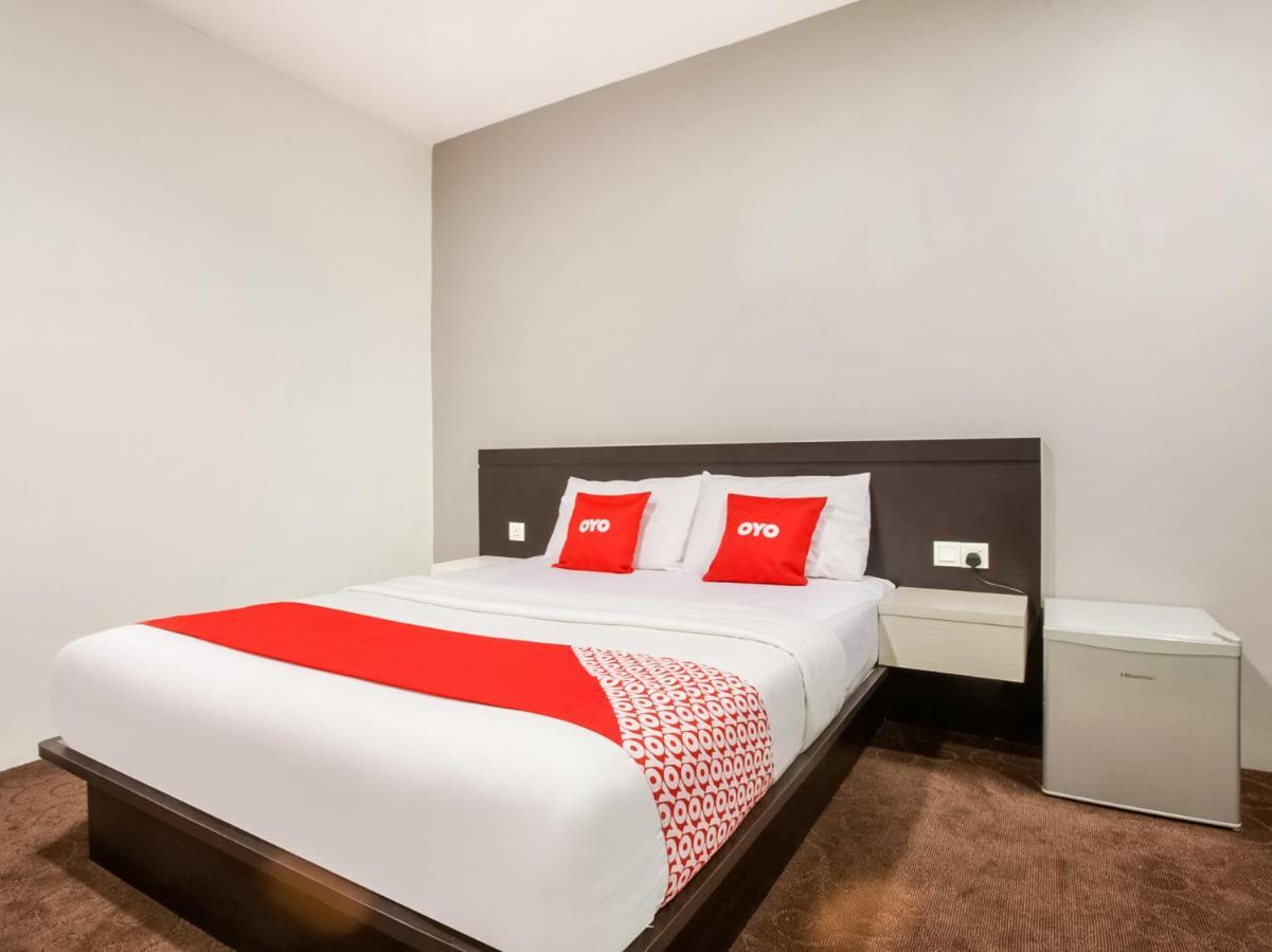 Oyo 89652 P Line Hotel Джохор-Бару Екстер'єр фото