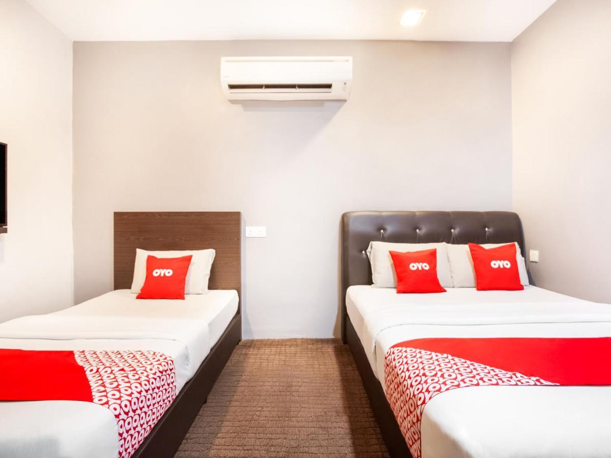 Oyo 89652 P Line Hotel Джохор-Бару Екстер'єр фото