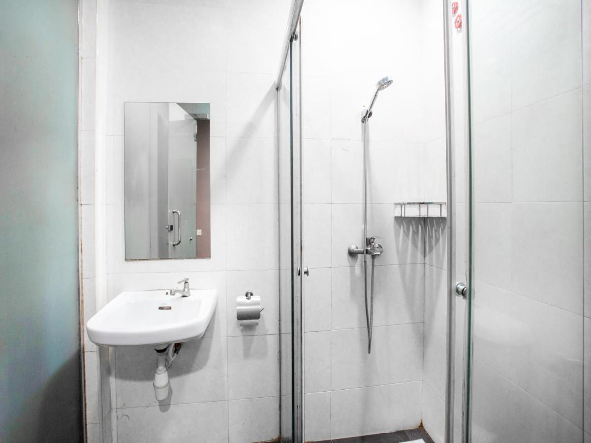 Oyo 89652 P Line Hotel Джохор-Бару Екстер'єр фото