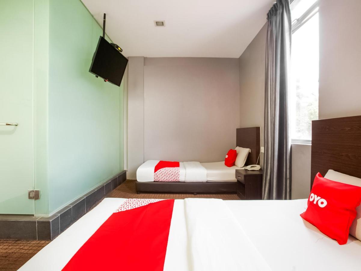 Oyo 89652 P Line Hotel Джохор-Бару Екстер'єр фото