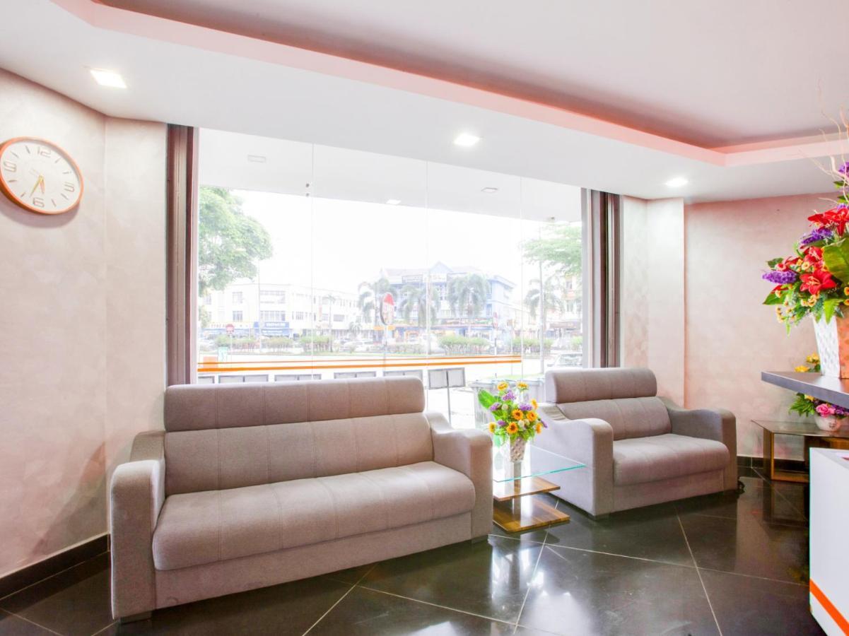 Oyo 89652 P Line Hotel Джохор-Бару Екстер'єр фото