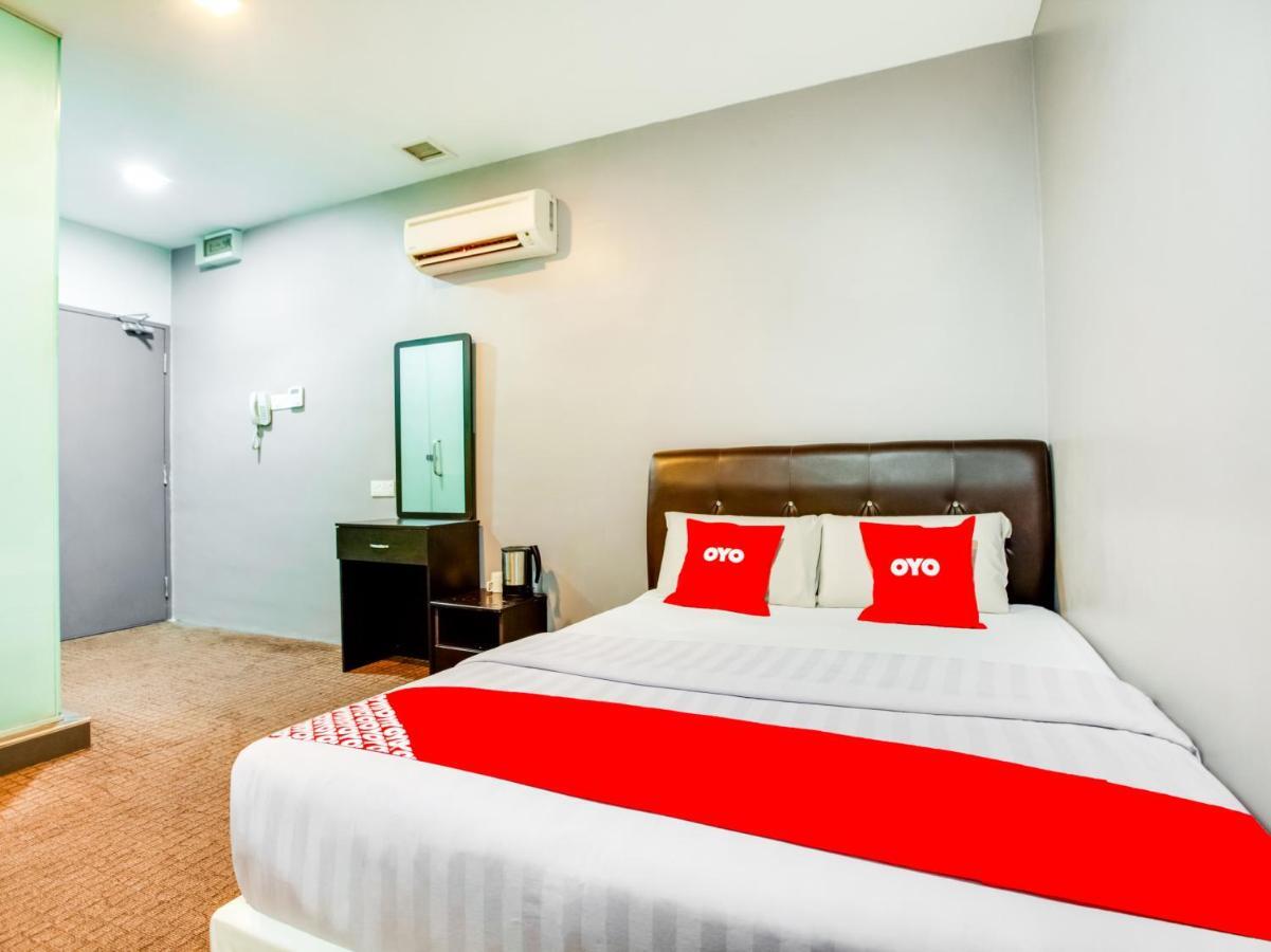 Oyo 89652 P Line Hotel Джохор-Бару Екстер'єр фото