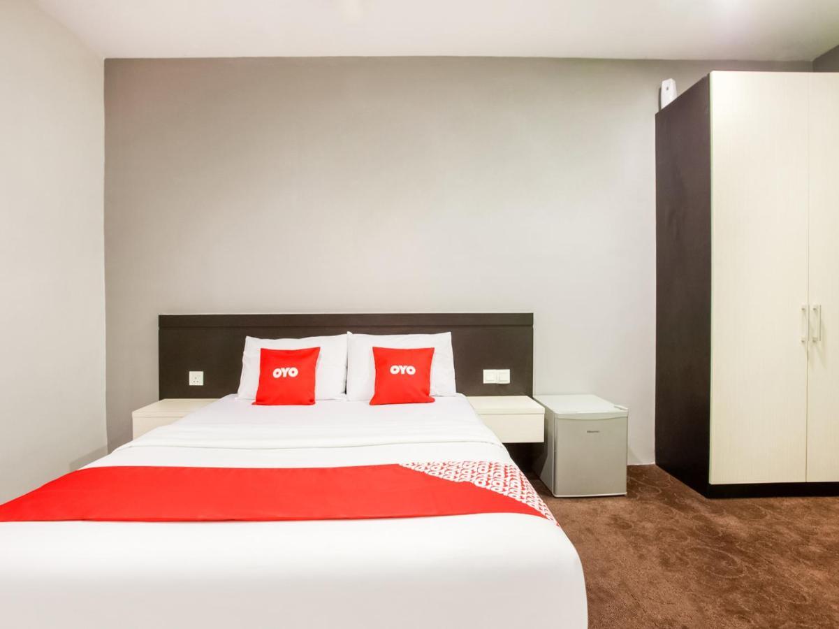 Oyo 89652 P Line Hotel Джохор-Бару Екстер'єр фото