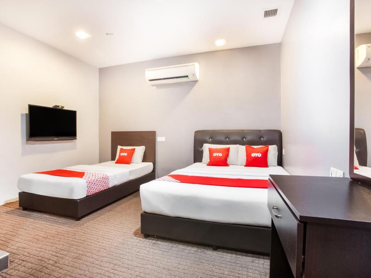 Oyo 89652 P Line Hotel Джохор-Бару Екстер'єр фото